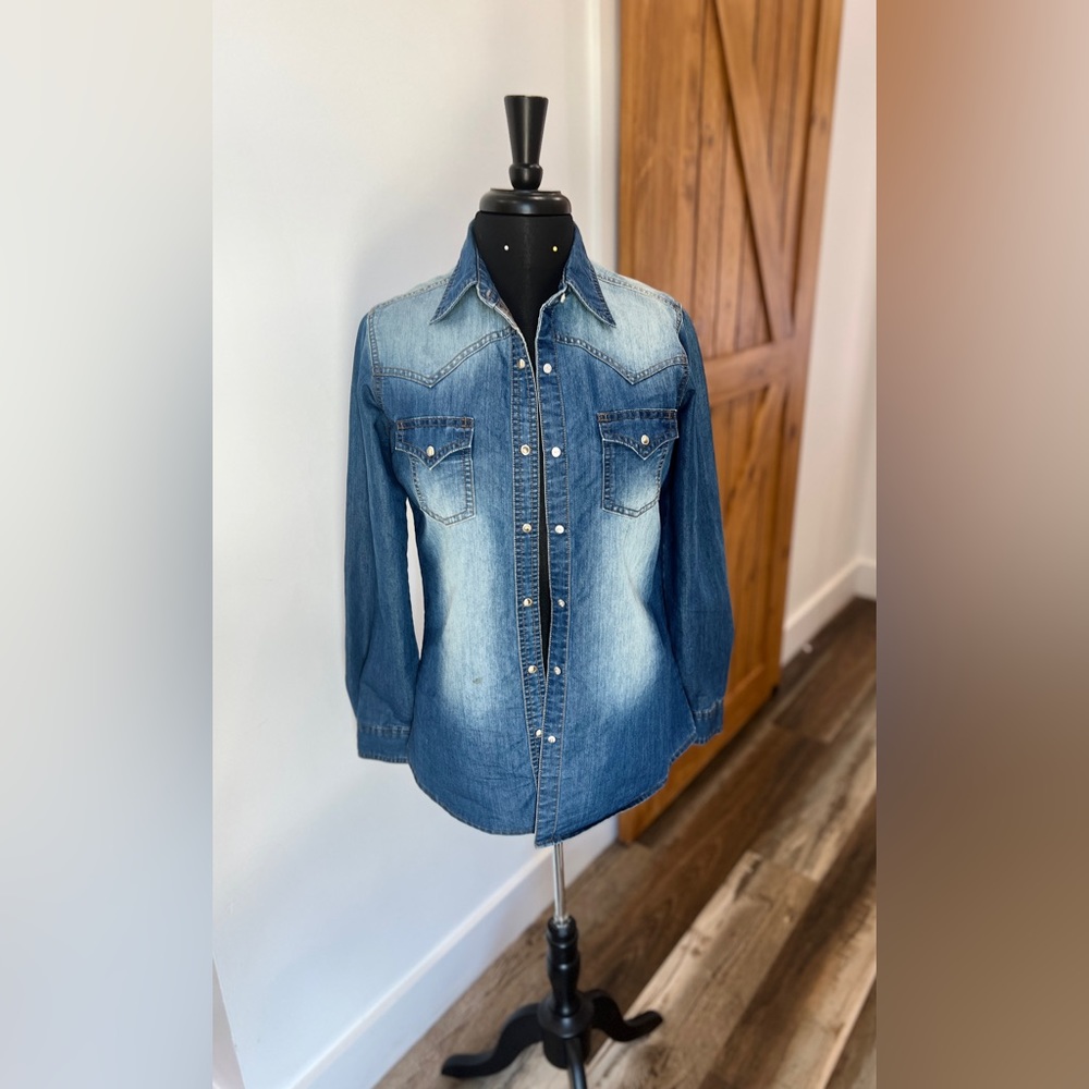 Women’s denim wrangler western button down with snap closures new never worn